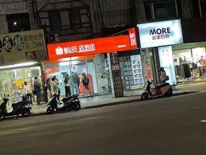 ▲蝦皮大量開展店到店門市,超低價的運費,吸引不少網購族。(圖/記者張嘉哲攝) ▲蝦皮大量開展店到店門市,超低價的運費,吸引不少網購族。(圖/記者張嘉哲攝)