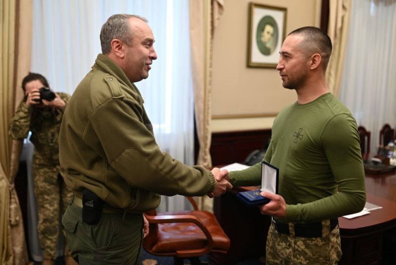 ▲烏克蘭駐守蛇島的士兵赫里博夫（Roman Hrybov）面對俄軍威脅時，一句「去你X的」讓他紅遍全球，日前該名士兵返鄉接受頒獎。（圖／翻攝自推特）