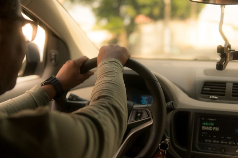 ▲一名女外送員在國道開車時違規連續變換車道，且未打方向燈，遭警方開罰18000元，女子不服提起行政訴訟。（示意圖，非當事人／取自pixabay）
