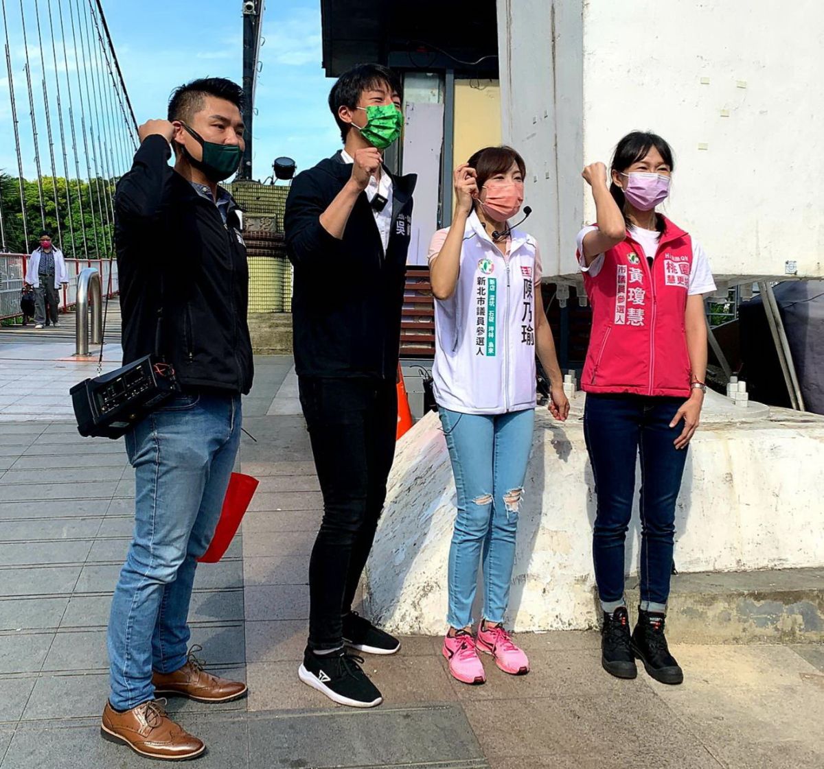 ▲名嘴張銘祐今日陪同前主播陳乃瑜及吳崢、鄉民女神QN黃瓊慧，前往新店的碧潭造勢與拜票。（圖／陳乃瑜提供）