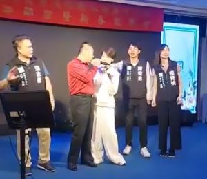 ▲ 北市副市長黃珊珊遭爆料未戴口罩在台上唱歌。（圖／翻攝王浩宇臉書）