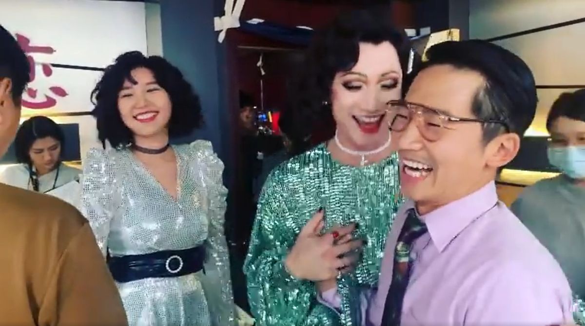 ▲吳慷仁（中）抓蔡昌憲（右）的手往胸部塞。（圖／翻攝郭雪芙臉書）