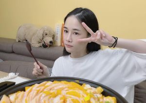 ▲有網友好奇詢問「各位最喜歡的台灣大胃王YT是哪個呢？」其中人氣YouTuber千千竟只奪得第2。（圖／翻攝千千進食中臉書）