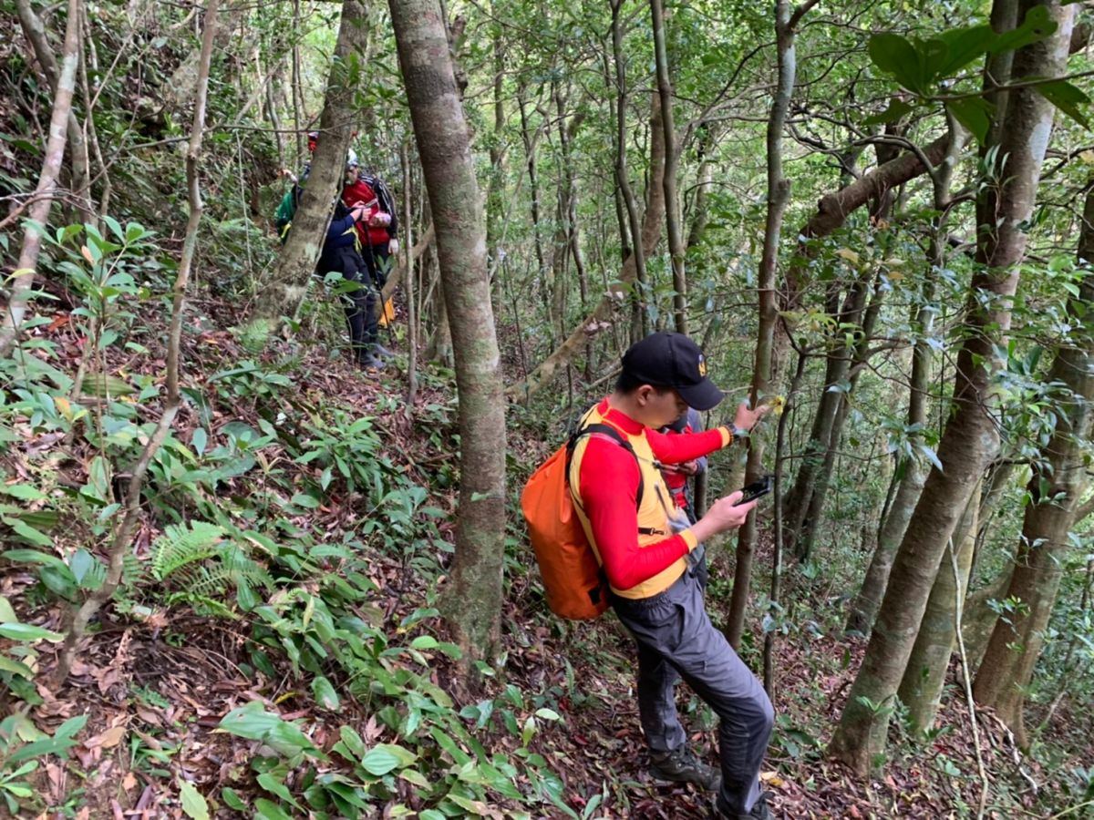 ▲和碩前副總裁蔡進國魂斷山林，確切死因出爐。（圖為搜救隊進山救援／翻攝畫面）