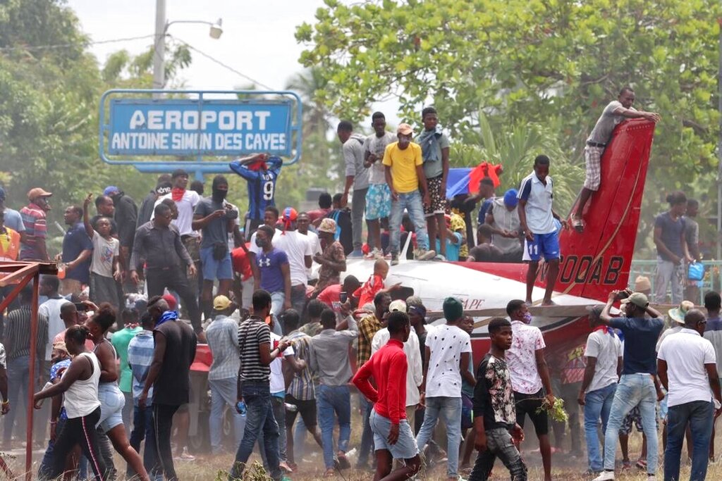 ▲海地民眾不滿國內綁架案激增，更痛心總理亨利政府未能保護人民免受幫派威脅，首都太子港與第3大城萊凱爆發示威活動，要求亨利下台。（圖／美聯社／達志影像）
