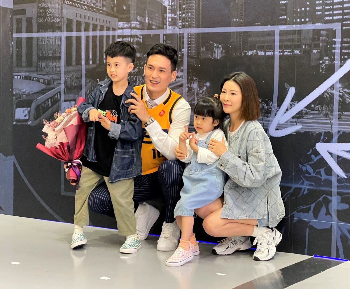 ▲林韋翰加盟T1新北特攻記者會，太太和小孩獻花。（圖／鍾東穎攝 ,2022.03.30）