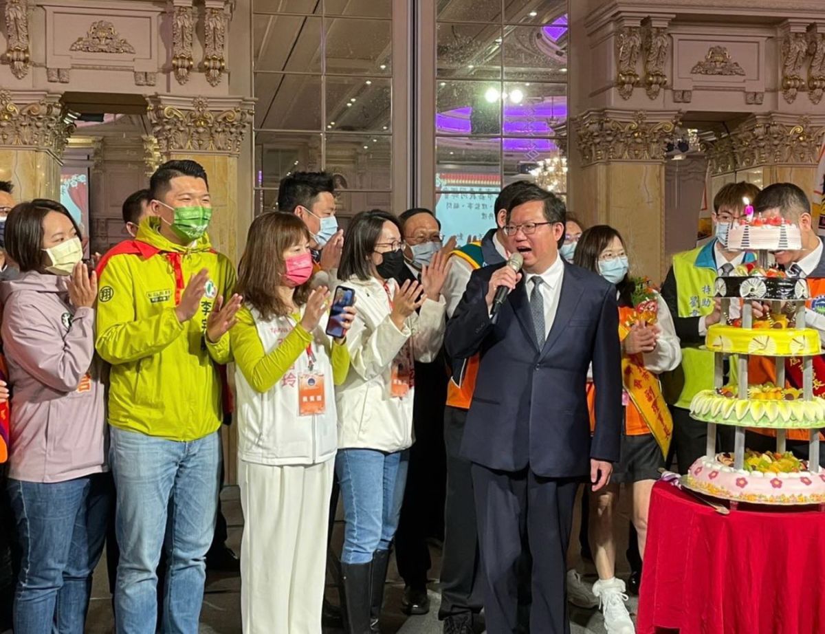 ▲桃園市長鄭文燦27日跨區「脫罩」幫新北嘉義同鄉會的理事長劉德宗慶生，引發藍綠的口水戰。（圖／李宇翔臉書）