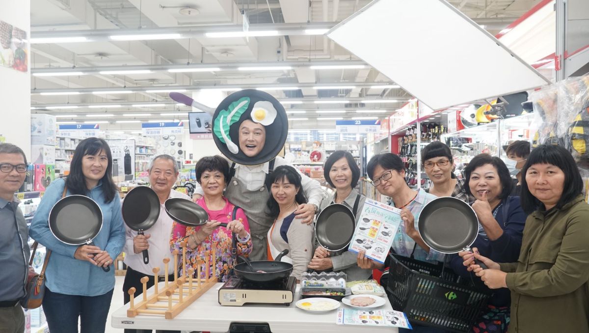 ▲何篤霖（左五）受婆媽歡迎，拍攝後像開小型粉絲見面會。（圖／伊林娛樂提供）