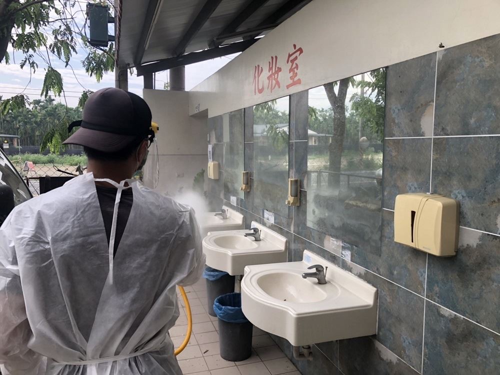 ▲台東進香團群聚感染燒進台東縣政府，2主管確診，台東縣府今早緊急消毒，部分科室分流辦公，目前已有7名主管居家隔。（消毒示意圖／台東縣政府）