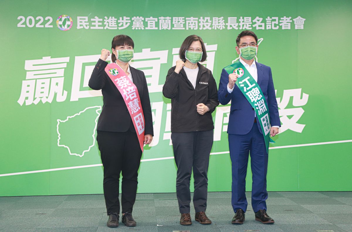 ▲民進黨今日分別徵召蔡培慧（左）、江聰淵（右）投入南投縣長、宜蘭縣長選舉，兼任黨主席的總統蔡英文親自出席提名記者會。（圖／記者葉政勳攝，2022.03.30）