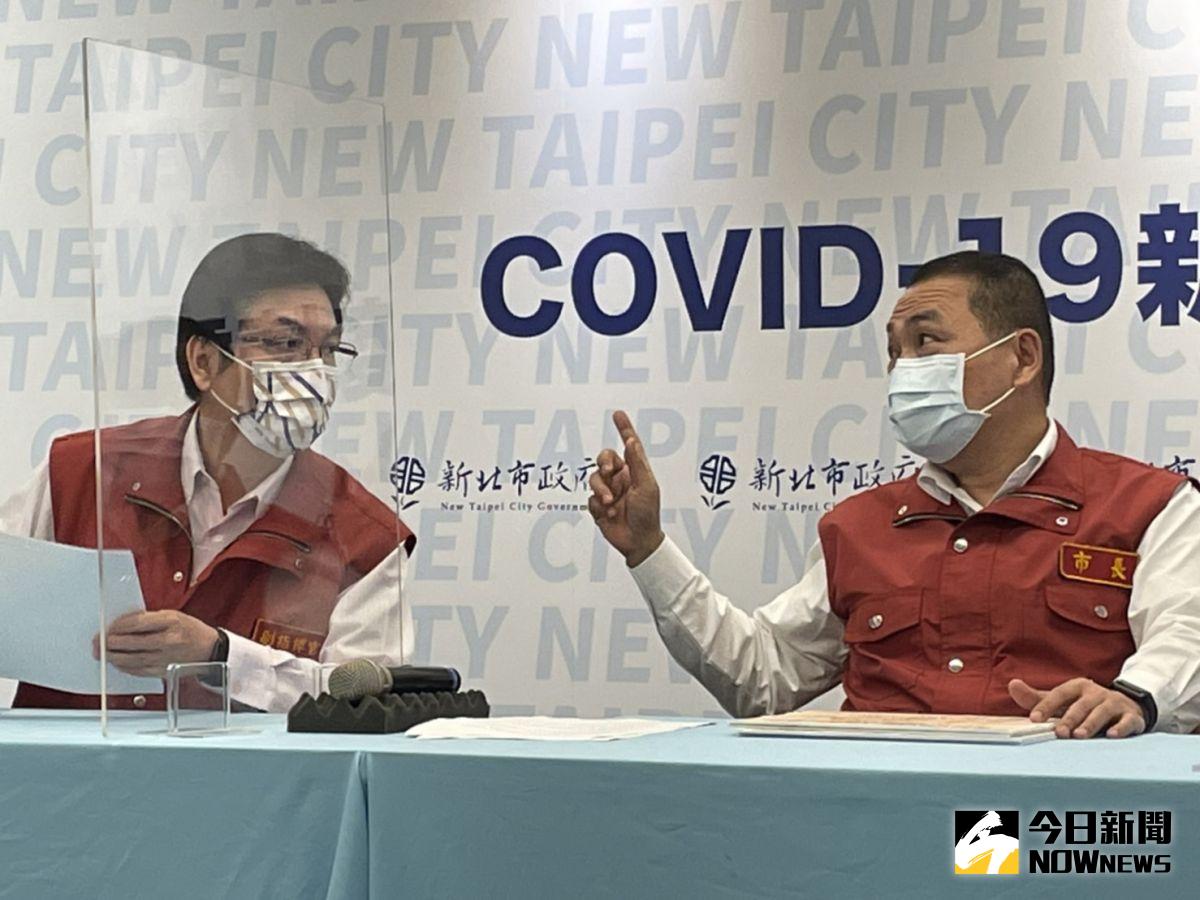 ▲新北市長侯友宜（右）針對疫情的發言屢次引發論戰。（圖／記者陳志仁攝）