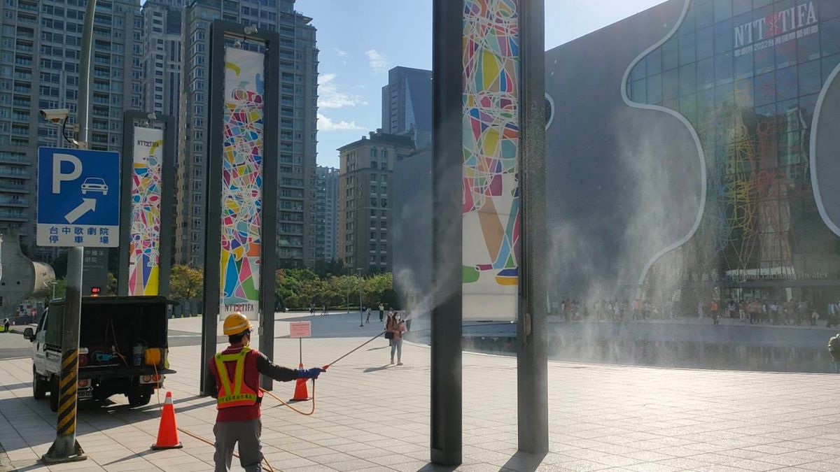 ▲台中市環保局人員到台中國家歌劇院進行清消。（圖／台中市環保局提供，2022.03.29）