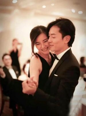 ▲鄭伊健(右)和老婆蒙嘉慧穩穩相愛16年。(圖/翻攝微博) ▲鄭伊健(右)和老婆蒙嘉慧穩穩相愛16年。(圖/翻攝微博)