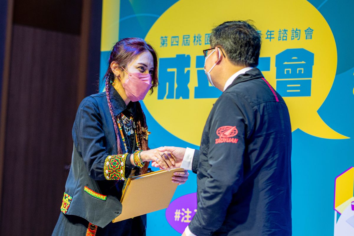 ▲第四屆桃園市政府青年諮詢會成立大會，桃園市長鄭文燦到場頒發感謝狀及聘書予第三、四屆青年諮詢委員。（圖／桃園市政府）