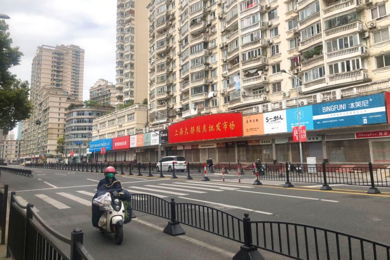 ▲上海疫情趨緩，當局宣布公布金融機構復工白名單共864家，許多駐守辦公室員工終於能「交接下班」。（圖／美聯社）