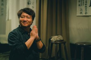 ▲納豆在《頭七》飾演Selina的小叔,角色上顛覆形象。(圖/皮諾丘電影) ▲納豆在《頭七》飾演Selina的小叔,角色上顛覆形象。(圖/皮諾丘電影)
