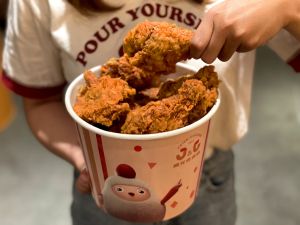 盤點速食「密碼優惠」!麥克雞塊買10送10:不用看身份證 ▲繼光香香雞清明連假推咖哩炸雞桶優惠,香迷們有福了。(圖/香繼光提供)