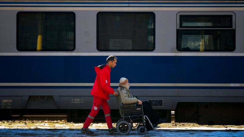 烏東鐵路線遭俄攻擊　列車停駛逃離民眾滯留火車站

