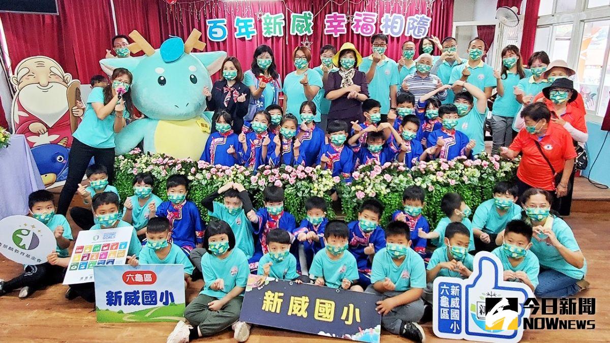 ▲清景麟教育基金會特別選在兒童節前夕為新威國小的小小舞者送上新舞衣、舞鞋。（圖／記者陳美嘉攝，2022.03.30）