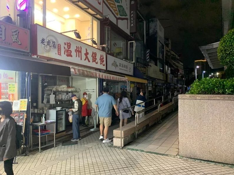 ▲因為停電，一樓店面陷入一片黑暗。（圖／翻攝士林北投人臉書）