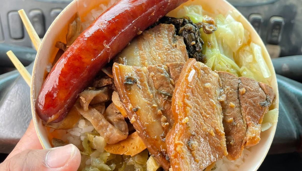 ▲巷仔內都知道，到關西服務區必吃「梅干扣肉便當」，多年來始終維持59元佛心價格，再搭上新東陽香腸35元。（圖／康先生提供）