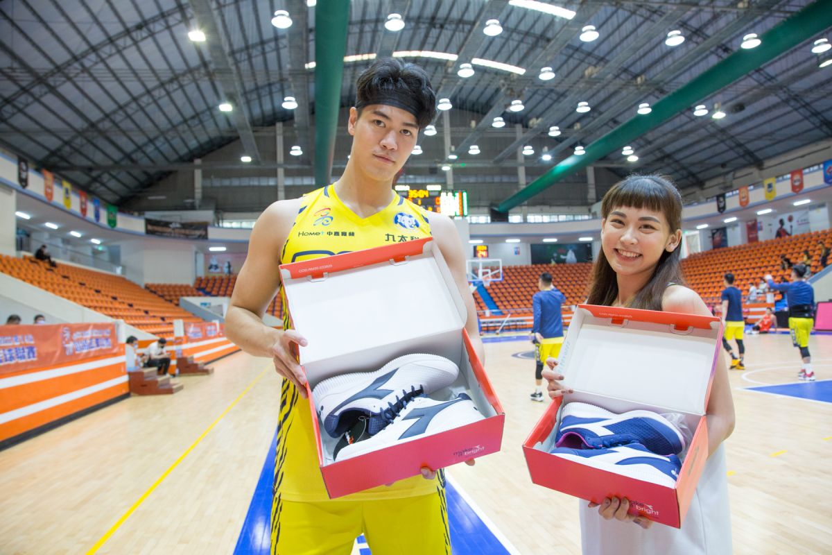 ▲中場遊戲獲勝者將可獲得Diadora提供的最心運動鞋款一雙。(圖／高雄九太球團提供)