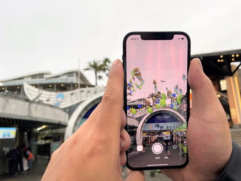 ▲5G×AR大型表演秀「與鯊共舞在清水」預計展出到今年6月，舉起手機照向清水服務區上空，就能進入奇幻的海洋世界。（圖／新東陽提供）