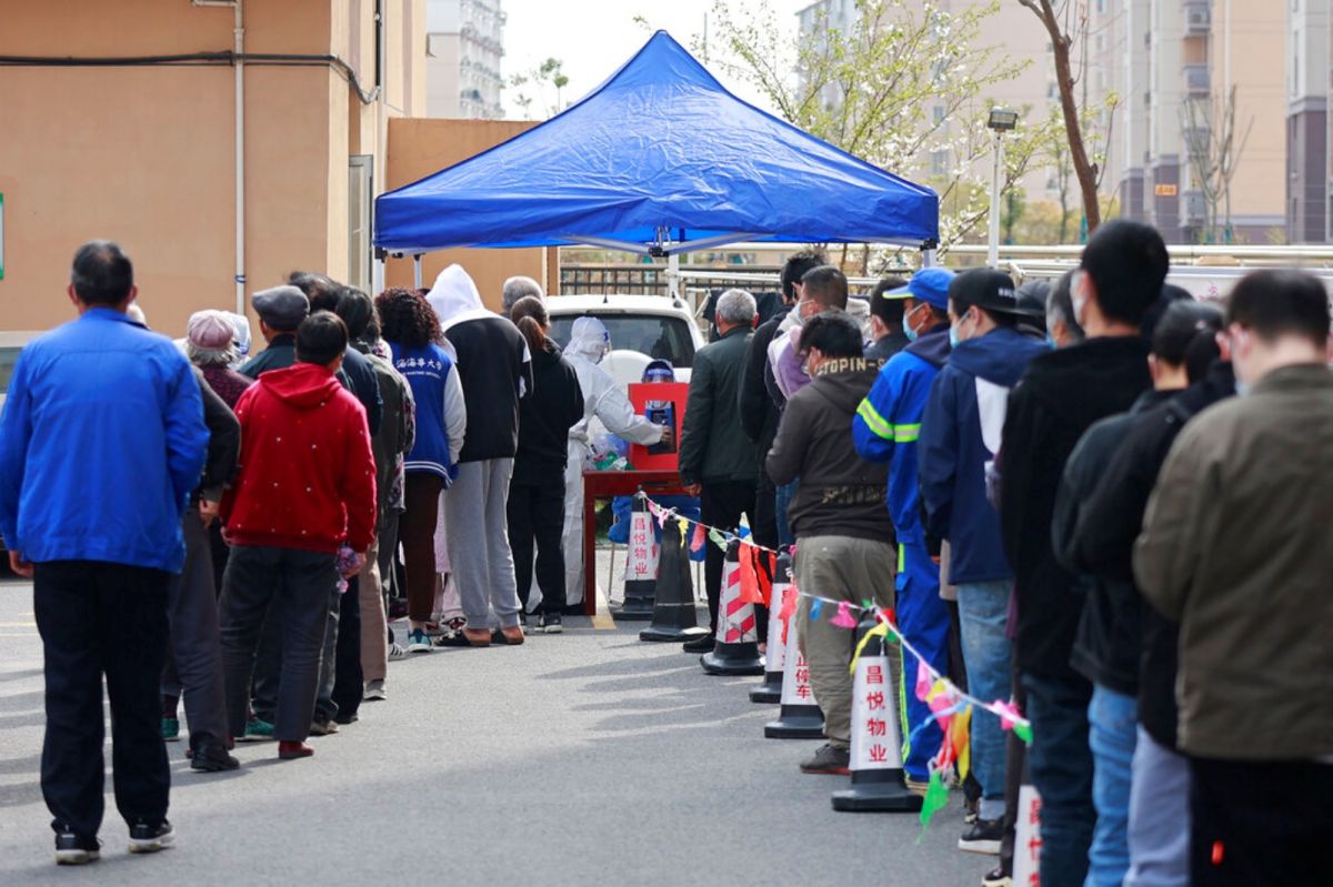 ▲中國近日多地都爆發新冠疫情，也傳出不少防疫亂象。圖為近日上海居民排隊接受新冠病毒檢測。（圖／美聯社／達志影像）