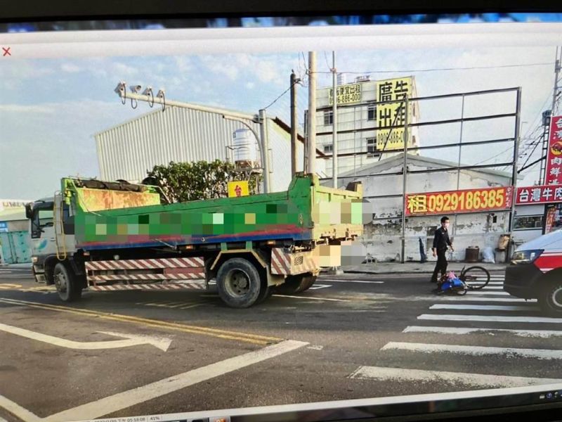 ▲台南市30號下午發生一起死亡車禍，疑似是大貨車轉彎時未注意死角而輾過一名騎腳踏車的女騎士。（圖／翻攝畫面）