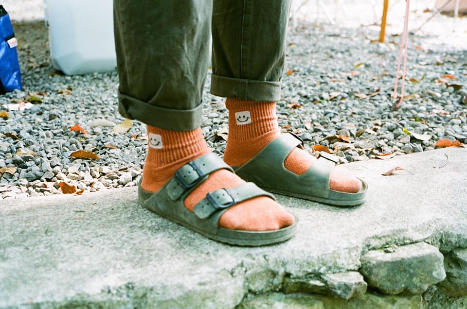 ▲你是否有發現，近日「襪子+拖鞋」的穿搭突然冒出在街頭上呢？（圖/吳慷仁臉書）