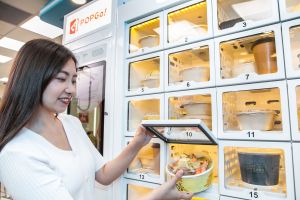 ▲板橋廣榮店與 POPGo! 合作，導入餐食智取櫃，民眾可零接觸取餐。（圖／業者提供）