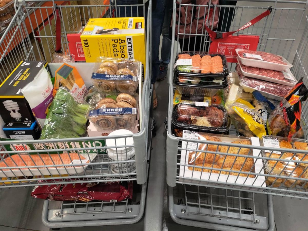 ▲正妹女網友第一次帶婆婆去逛好市多，沒想到一回神發現購物車裡頭已經裝滿「戰利品」。（圖／翻攝自臉書Costco好市多 商品經驗老實說）