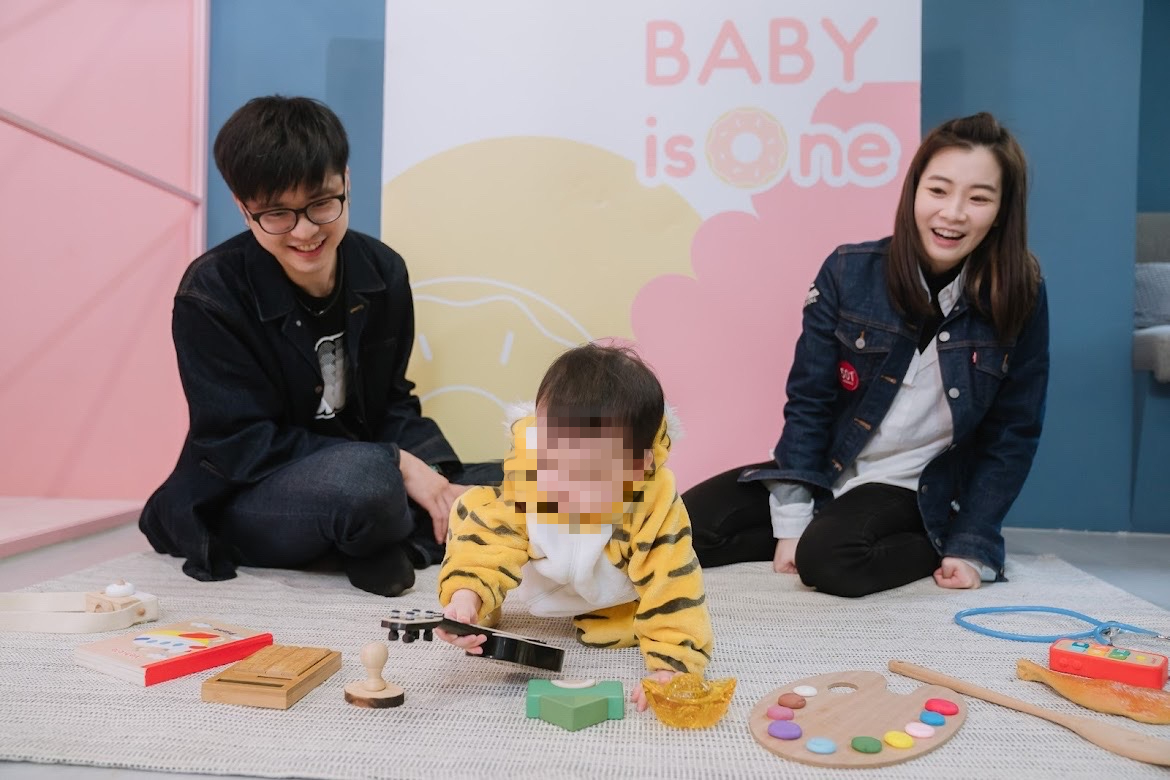 ▲羅小白（右）女兒允寶的抓周結果出爐。（圖／羅小白提供）