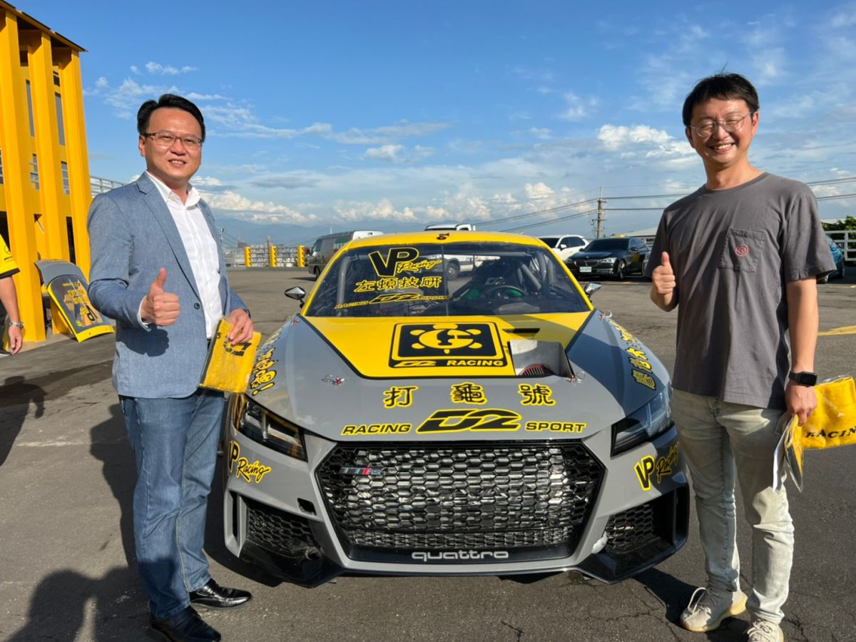 ▲台灣賽車教父「廖老大」改裝一輛「打龜號」，卻面臨「無路可跑」困境，在立委莊競程(左)、台中市議員江肇國(右)奔走下，借到場地(圖／莊競程提供2022.3. 31)