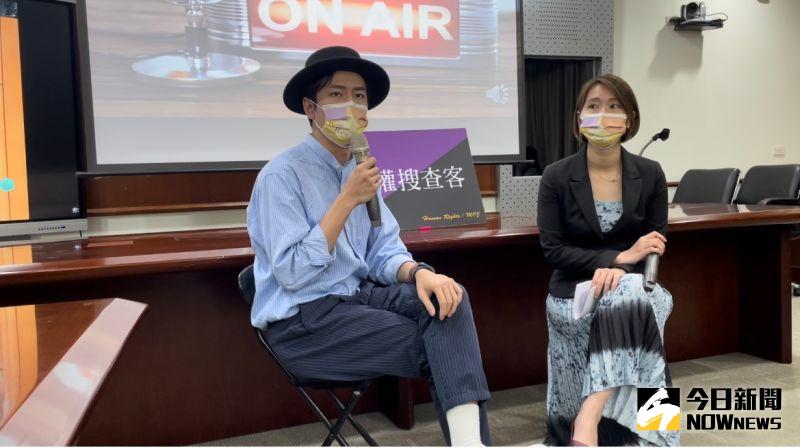 ▲張瑞夫(左)與檢察官許萃華(右)現場表演錄製一段Podcast。(圖/記者潘千詩攝,2022.3.30)