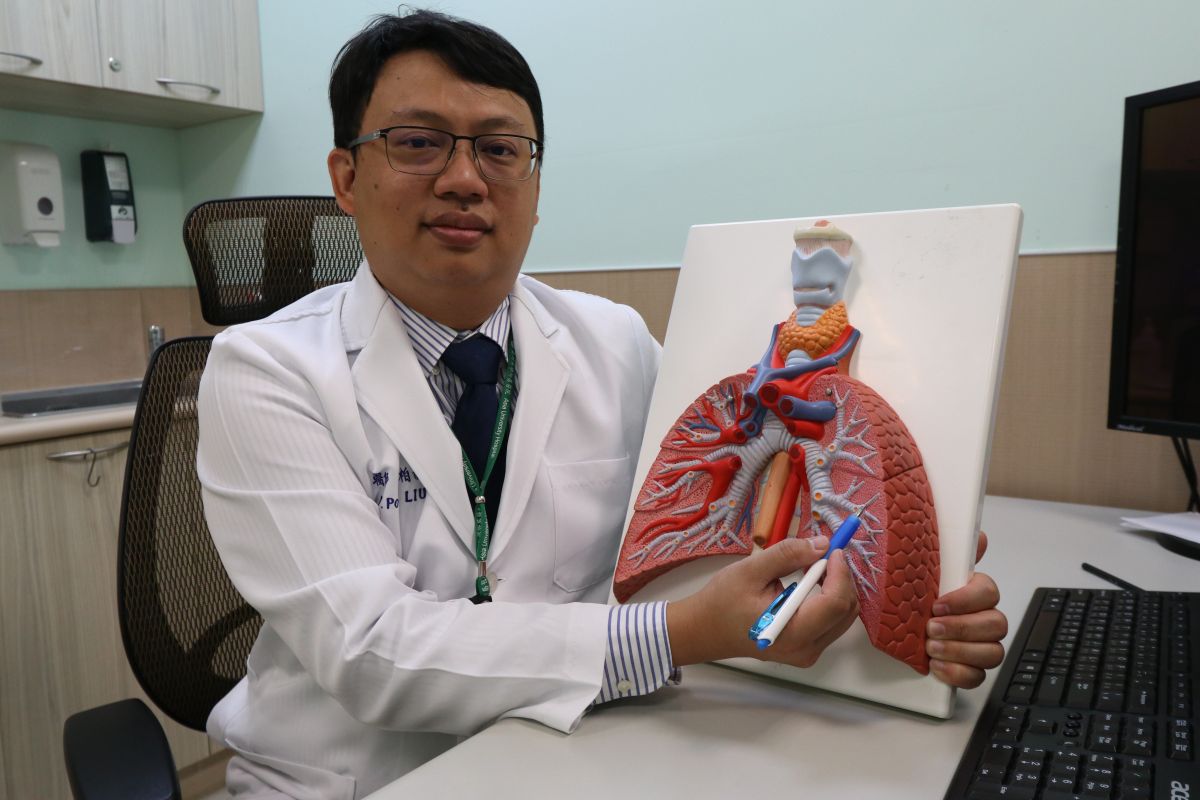 ▲胸腔外科劉柏毅醫師提醒，胸腺瘤患者會同時出現重症肌無力症狀，包含眼皮下垂、手腳無力等症狀，建議及早就醫檢查。(圖／醫院提供2022.3.31)