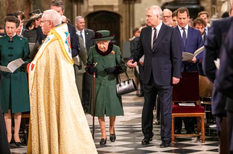 ▲英國安德魯王子近年醜聞纏身，卻仍在29日的亡父追思禮拜上，公開攙扶高齡95歲的母親、英國女王伊莉莎白二世進場，引發議論。（圖／美聯社／達志影像）