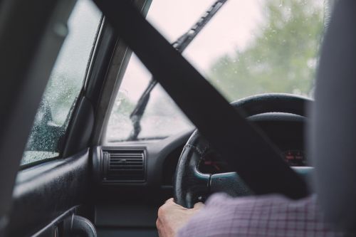開車、坐車、司機、乘客(示意圖/取自pixabay) ▲原PO表示每次開車時,遇到「路邊停車」的壓力都超大,貼文一出,釣出一堆苦主認了。(示意圖/取自pixabay)