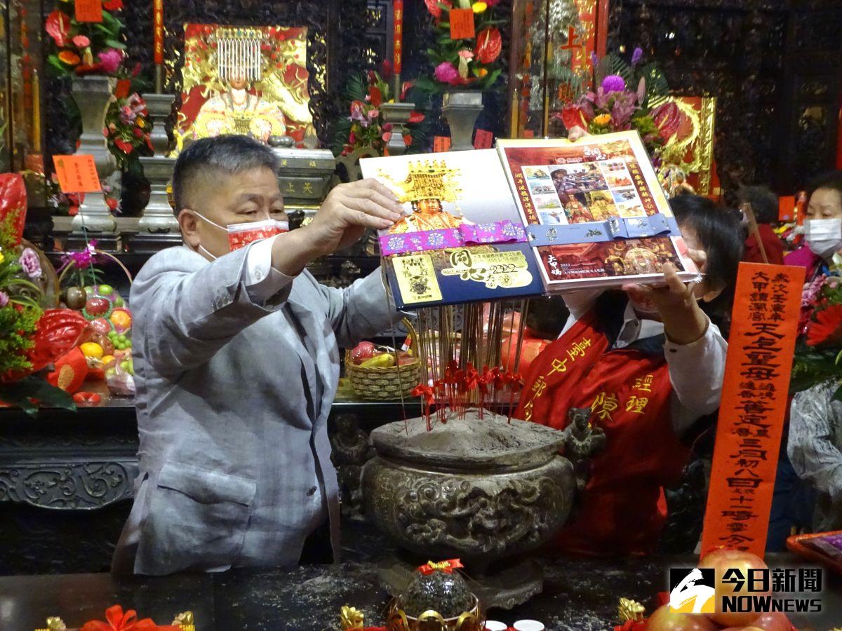 ▲臺中郵局限量發行「媽祖金箔立體郵冊」4千冊，今在鎮瀾宮舉行過火祈福儀式。（圖／記者金武鳳攝，2022.3.31)