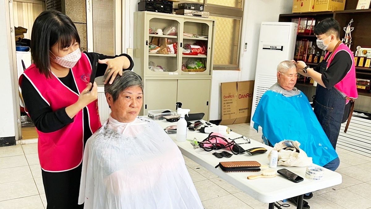 ▲「青銀促進健康服務活動」師生跨海澎湖為馬公市烏崁、朝陽兩里長輩全身保養維修。（圖／輔英科大提供）