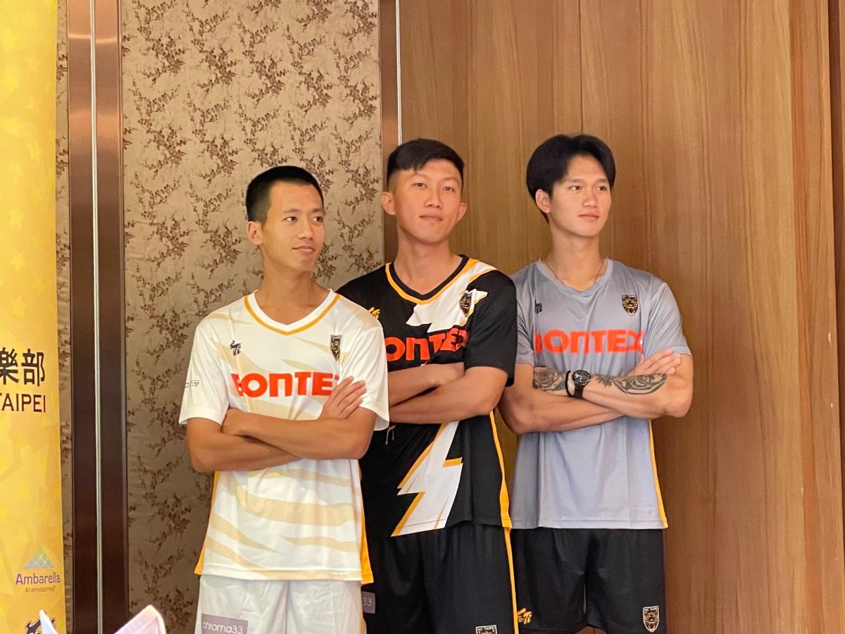 ▲ACA足球俱樂部今年升上企甲後更名為「台北競技俱樂部(AC TAIPEI)」今日公布新隊徽、球衣及球員名單，隊長蔡孟辰(左起)、乙級金靴李孟哲、乙級金手套黃浩凱代表出席。（圖／鍾東穎攝 ,2022.03.31）