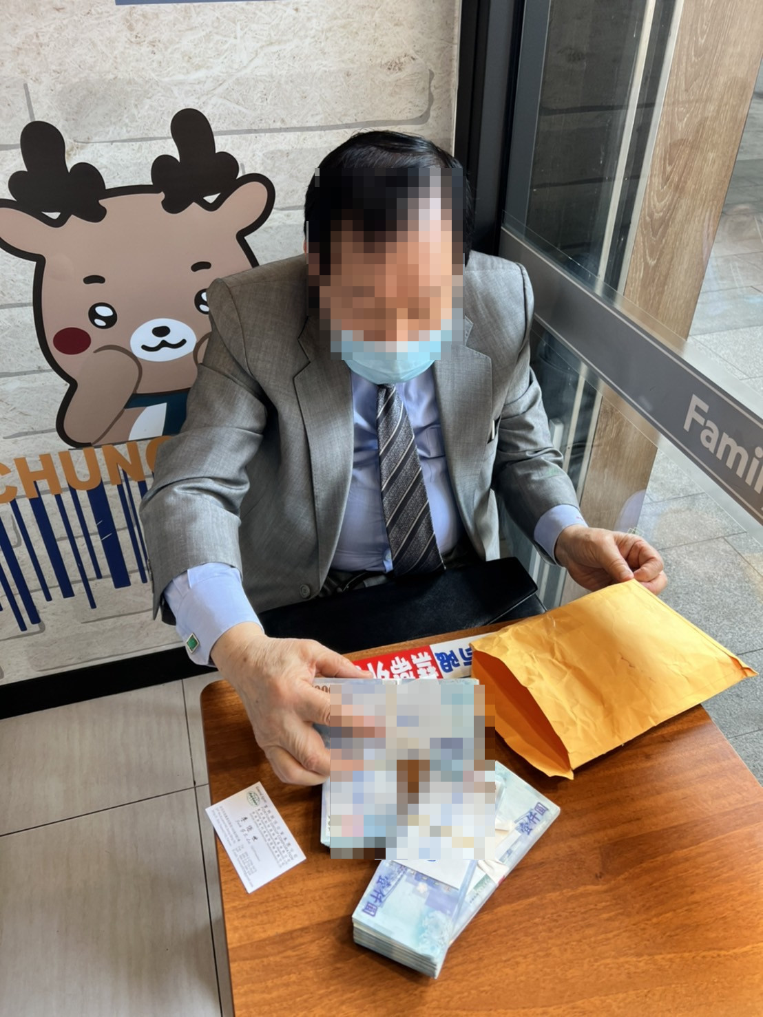 ▲假扮醫生前來取款的假騙車手，也年近八旬了（圖/記者鄧力軍翻攝）