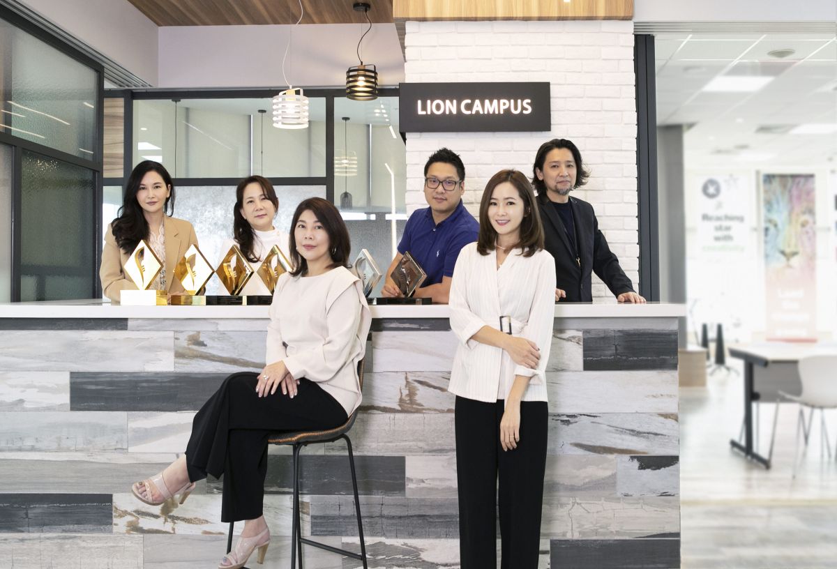 ▲陽獅集團台灣展現One Publicis團結力，囊括FOMA2022八大獎，陽獅集團執行長張明玲(前排坐)偕各專業品牌主管合影。左起實力媒體董事總經理楊靄雲，博丰數位總經理黃郁馨，極達創新總經理張志豪，星傳媒體董事總經理李姿韻(前排立)，及李奧貝納執行長暨創意長楊榮柏。（圖／品牌提供）