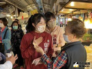 前立委洪慈庸與山田摩衣 ▲前立委洪慈庸今(31)日特地陪同爭取民進黨新北市板橋區議員提名的山田摩衣,前往板橋的新埔市場徒步掃街拜票。(圖/記者陳志仁攝,2022.03.31)