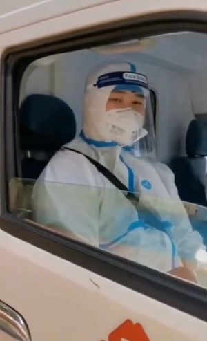 ▲救護車上的急救員拒借AED。(圖/翻攝自微博@秋秋也是阿秀) ▲救護車上的急救員拒借AED。(圖/翻攝自微博@秋秋也是阿秀)