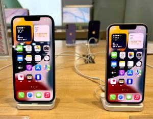 燦坤,iPhone 13指定色。(圖/記者周淑萍攝) ▲燦坤,iPhone 13指定色。(圖/記者周淑萍攝)