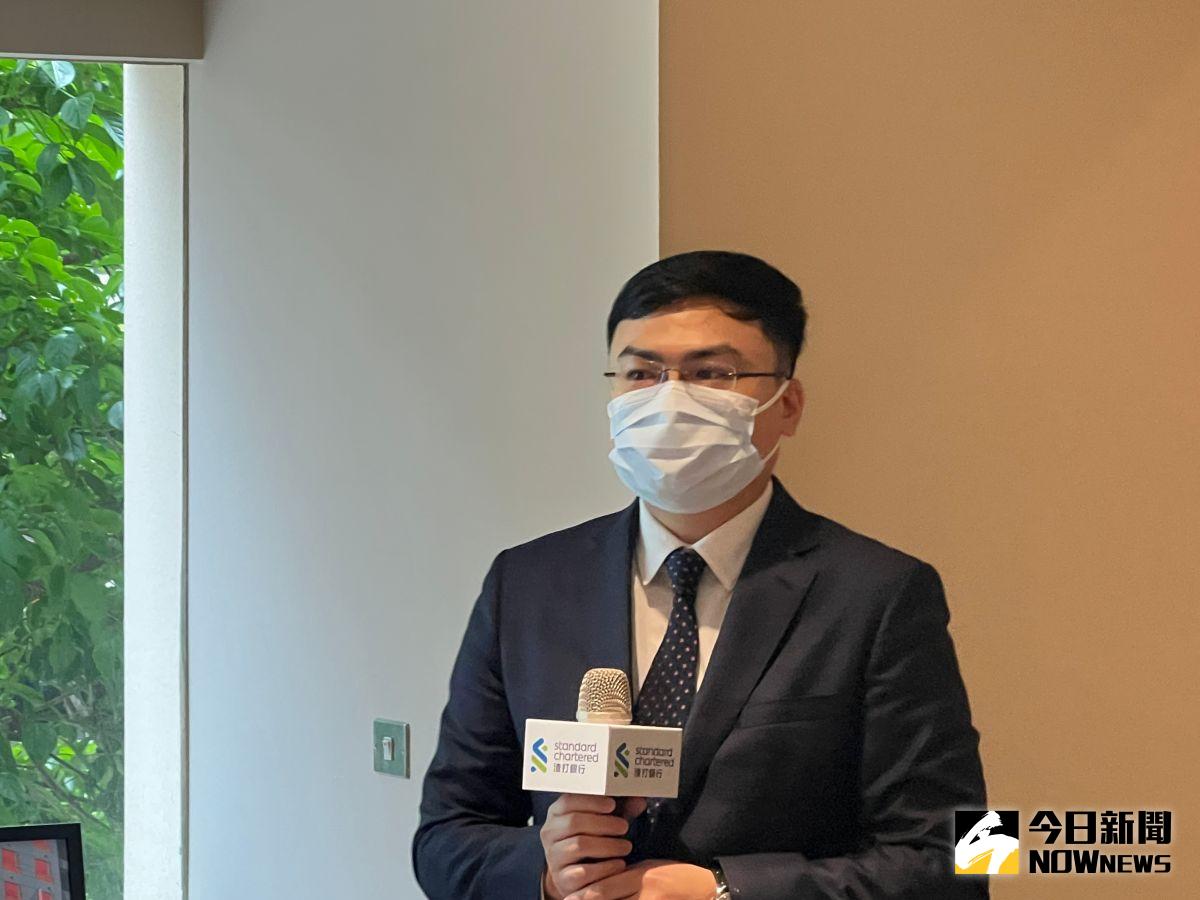 ▲針對第2季全球市場展望，渣打銀行財富管理處投資策略部負責人劉家豪認為美股、黃金仍有表現空間，金價未來一年有望衝2200美元，美元則短線走強，下半年將轉趨中性。（圖／記者顏真真攝）
