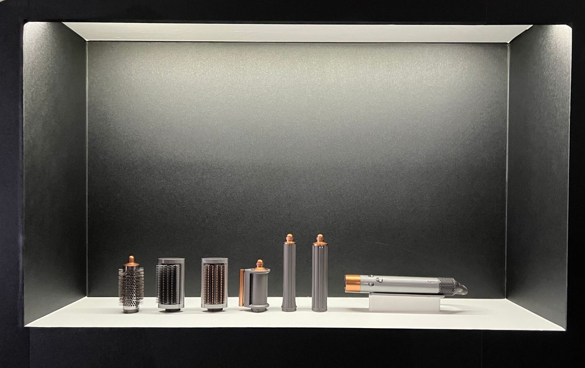 ▲Dyson Airwrap 多功能造型器，整組包含6配件，售價17,600元，即日起開賣。(圖／記者周淑萍攝)