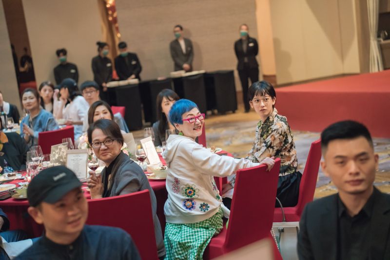 ▲Selina男友（最後方桌右一）長相曝光。（圖／黃子佼臉書）
