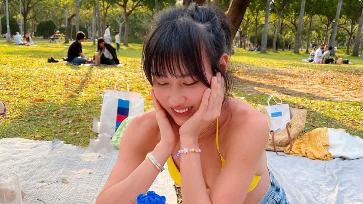 ▲正妹穿泳衣在公園野餐，身分是《全明星》女神。（圖／房思瑜臉書）